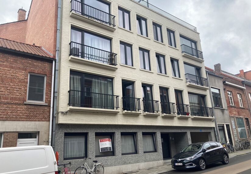 Luxueuze studio, van maar liefst 26 m² gelegen vlakbij Campus Gasthuisberg en op wandelafstand van het centrum van Leuven, de Grote en Oude Markt, de winkelstraten, de grootwarenhuizen.   Deze trendy studio bevindt zich op de derde verdieping aan de voor