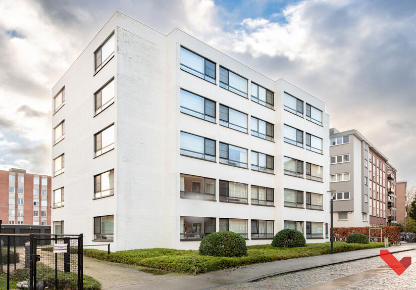 Welkom in deze comfortabele studentenstudio, ideaal gelegen voor een zorgeloze studententijd!
Deze studio is louter voor individueel gebruik en is volledig ingericht met een bed, bureau, tafel, boekenrek en kleerkast. Daarnaast beschikt de studio over ee