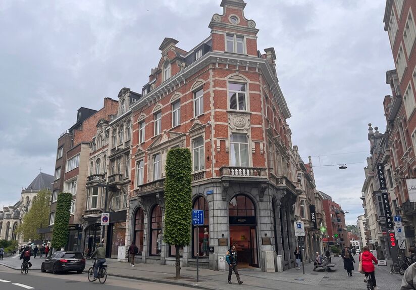 Leuke studio voor studenten te huur op toplocatie in Leuven.
Gelegen op het derde verdiep bevindt zich deze studio. Uitgerust met eigen keuken, bureau en een hoogslaper. In het gebouw is een lift aanwezig en in de kelder bevinden zich zowel was- als droo