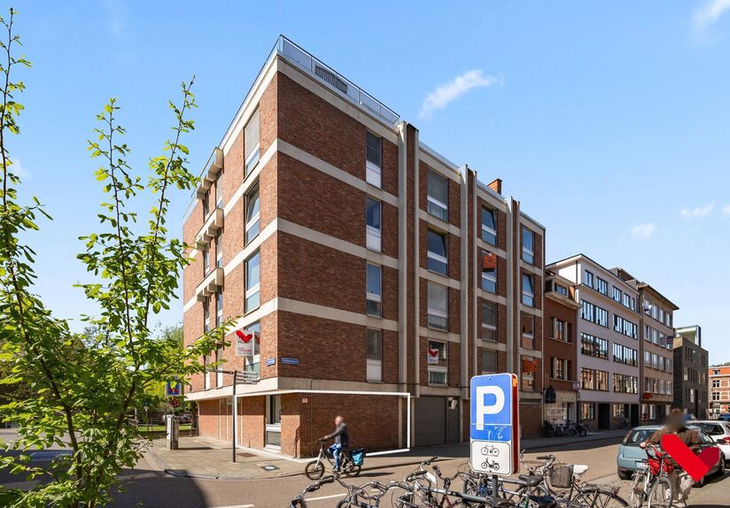Welkom in Leuven! Op een uitstekende en centrale locatie, vlak bij het bruisende stadscentrum, bevindt zich deze charmante en lichtrijke gelijkvloerse studio van 30 m&sup2;.

Hier woont u op wandelafstand van alles wat Leuven te bieden heeft. Gezellige winkel