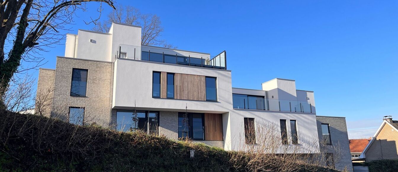 Deze kleinschalige luxe-residentie huisvest 8 appartementen, waaronder dit appartement op de eerste verdieping aan de achterzijde. Het appartement omvat een inkomgang met apart toilet, 3 slaapkamers, badkamer met inloopdouche en dubbele lavabo, ruime lich