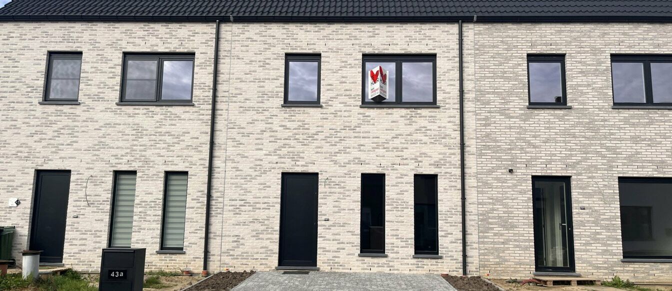 This newly built house is ideally located in the center of Veltem-Beisem, close to school, doctor's office, sports hall, stores and only 5 minutes from the highway and the Leuven ring road. The house has the following layout: separate toilet, fully equipp